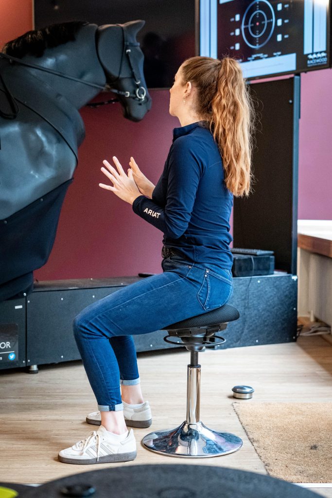 BKR-Coach Lucie Böntgen auf dem Balimo bei der Sitzkorrektur nach biomechanischen Grundlagen im Reitsport