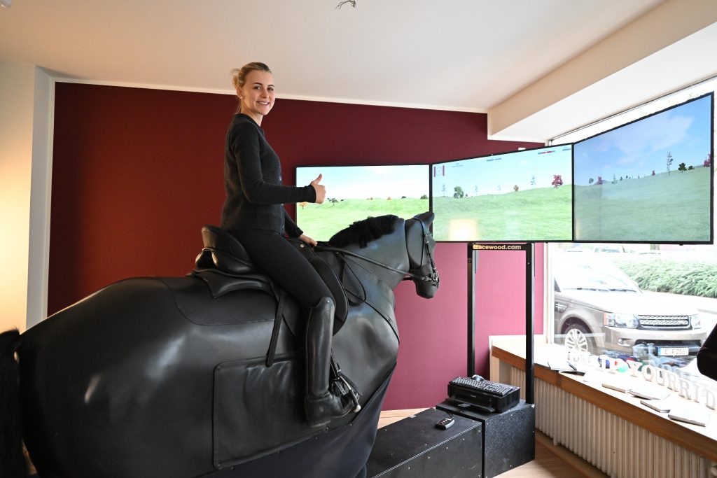 Glücklicher equipro Kunde auf Reitsimulator