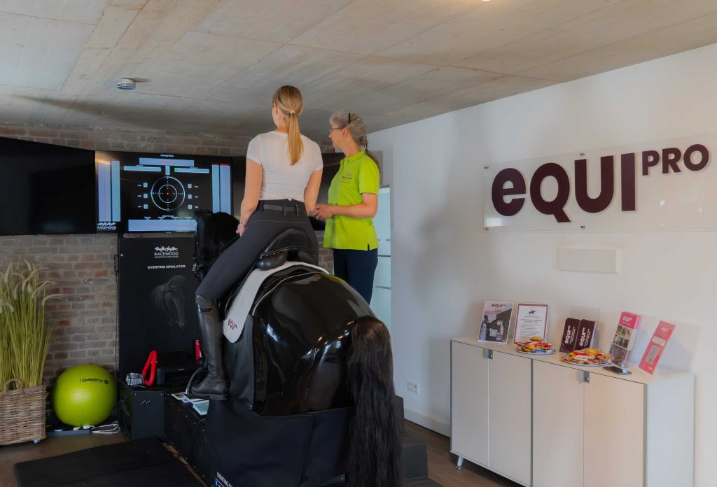 Alexander-Technik Lehrerin Claudia Nies am Reitsimulator von equipro