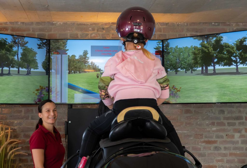 Reitunterricht kinder auf dem Reitsimulator von equipro