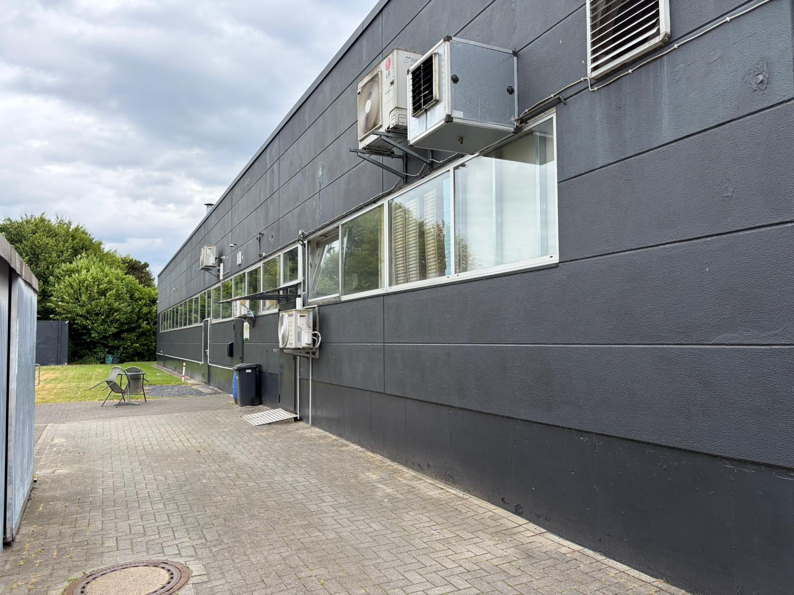 Weg zum Eingang ins EquiPro Studio Bad Bentheim